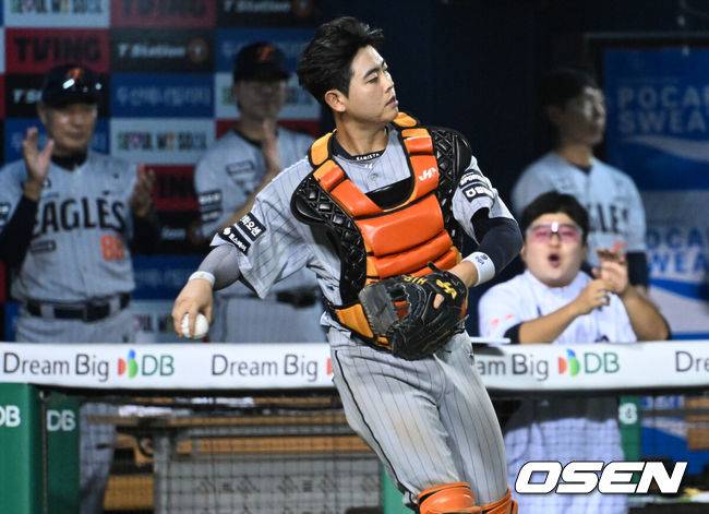 [OSEN=잠실, 조은정 기자]13일 서울 잠실야구장에서 2026 신한 SOL KBO리그 두산 베어스와 한화 이글스의 경기가 열렸다.이날 두산은 최민석, 한화는 류현진을 선발로 내세웠다. 8회말 한화 포수 허인서가 두산 선두타자 박지훈의 파울 타구를 포구하고 있다. 2026.08.13 /cej@osen.co.kr