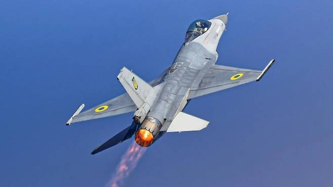 기동하는 우크라이나 F-16 전투기. 우크라이나 공군 제공
