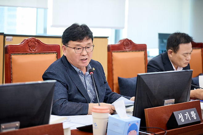 ▲성기황 의원이 4일 열린 2026년 제2회 추가경정예산안 심사에서 질의하고 있다. (사진=경기도의회)