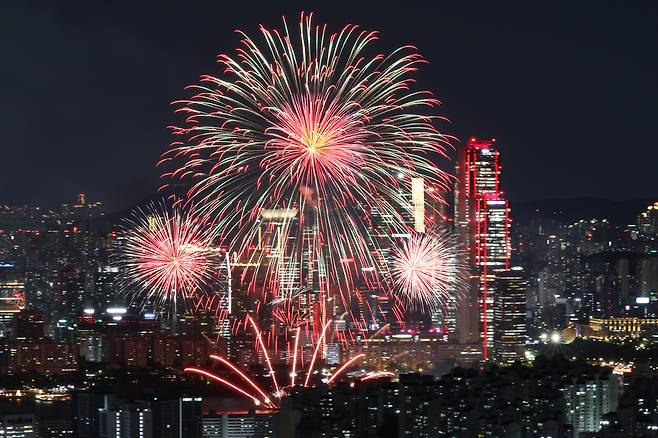 2026 세계불꽃축제를 하루 앞둔 4일 서울 여의도 주변으로 전야제 불꽃이 밤하늘에 빛나고 있다. 연합뉴스
