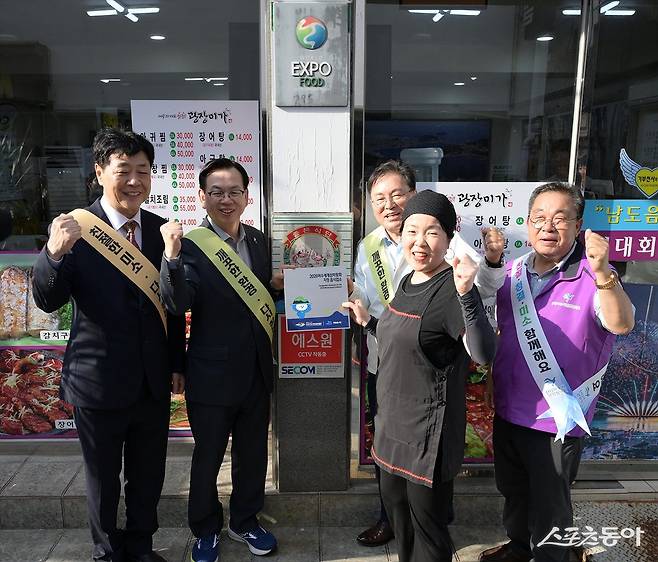 정현구 부시장이 지난 3일 이순신광장 일원에서 민‧관 합동 관광 수용태세 개선 캠페인을 펼치고 있다. 사진제공=여수시