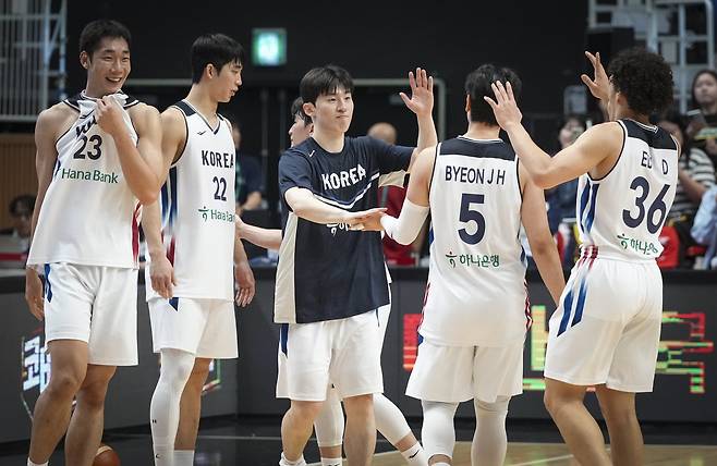 이정현(가운데) 등 남자농구대표팀 선수들이 4일 수원KT소닉붐아레나서 열린 필리핀과 평가전 1차전서 승리한 뒤 기뻐하고 있다. 사진제공ㅣ대한민국농구협회