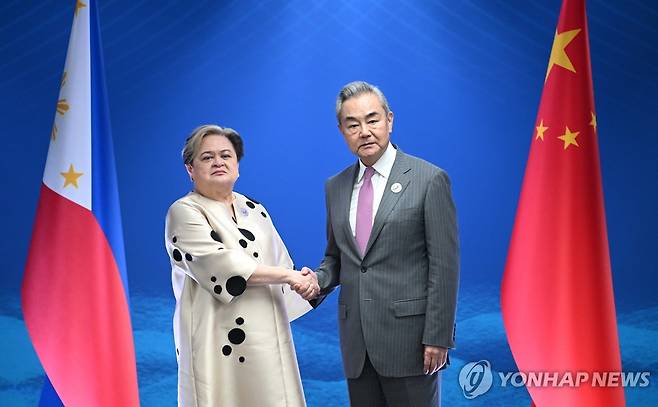 올해 7월 마닐라 아세안 외교장관회의에서 만난 필리핀과 중국 외교장관 [EPA 연합뉴스 자료사진. 재판매 및 DB금지]