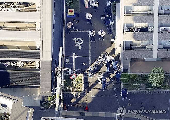 한국인 여성 피습 사망 사건 조사하는 일본 경찰 [교도=연합뉴스 자료사진. 재판매 및 DB 금지]