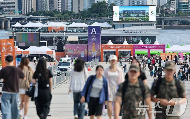 '한화와 함께하는 서울세계불꽃축제 2026' 당일인 5일 서울 여의도 한강공원을 찾은 시민들이 관람장소로 이동하고 있다. 2026.9.5 ⓒ 뉴스1 안은나 기자