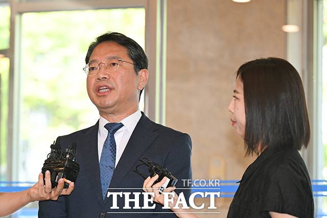 김승원 법무부 장관 후보자가 3일 오전 서울 종로구 현대적선빌딩에 마련된 후보자 인사청문회 준비 사무실로 출근하며 취재진의 질의에 답하고 있다. /송호영 기자