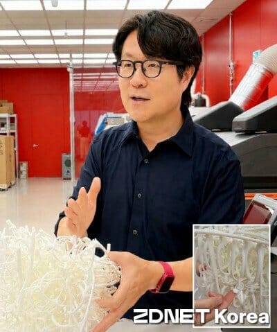 박형진 대표가 3D 프린터로 제작된 안경을 확인하고 있다