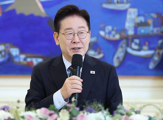 이재명 대통령이 4일 청와대에서 열린 시민사회 초청 간담회에서 인사말을 하고 있다.연합뉴스