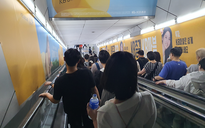 불꽃축제가 끝난 뒤 귀가 인파가 몰린 서울 지하철 5호선 여의도역에서 시민들이 정지된 에스컬레이터를 계단 삼아 이동하고 있다. 사진=최승한 기자