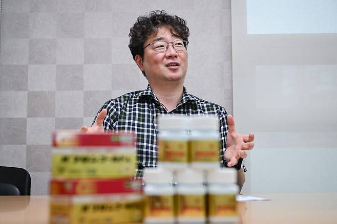 강권수 식약처 위해사범중앙조사단(중조단) 수사팀장이 지난달 31일 서울식약청 별관 사무실에서 불법 비아그라 등 압수품들에 대해 설명하고 있다. 정다빈 기자