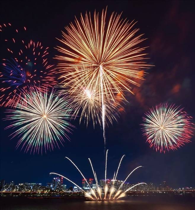 < 불꽃축제 전야제 > ‘한화와 함께하는 2026 서울세계불꽃축제’를 하루 앞둔 4일 서울 여의도 한강공원에서 전야제의 화려한 불꽃이 밤하늘을 수놓고 있다. 한화는 올해 처음으로 본공연 전날 불꽃 공연과 드론쇼 등으로 구성된 전야제를 진행했다.  /사진공동취재단
