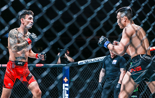제4대 UFC 페더급 챔피언 맥스 홀로웨이와 UFC 페더급 타이틀 도전자 출신 ‘코리안 좀비’ 정찬성이 2023년 8월 싱가포르체육관 관중 1만263명이 보는 앞에서 UFC 파이트 나이트 225 메인이벤트로 대결하고 있다. 사진=FINAL FLASH 박종혁 작가 제공