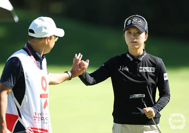 13번 홀에서 버디를 잡고 캐디와 기뻐하는 최예림. [사진=KLPGA]