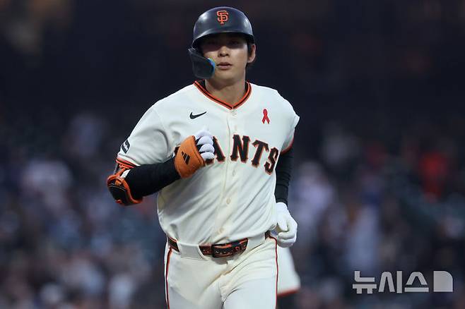 [샌프란시스코=AP/뉴시스] 샌프란시스코 자이언츠의 이정후가 10일(현지 시간) 미 캘리포니아주 샌프란시스코 오라클 파크에서 열린 2026 메이저리그 휴스턴 애스트로스와 경기 5회 말 1-1 상황에서 1점 홈런(시즌 9호)을 친 후 베이스를 돌고 있다. 2026.8.11.