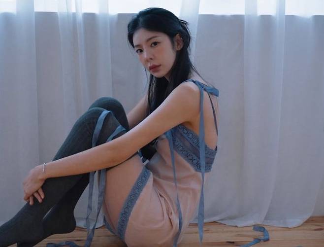 [서울=뉴시스] 가수 장재인이 화보 촬영에서 가녀린 실루엣을 선보이며 시선을 끌고 있다. (사진=인스타그램 '장재인(@jangjane_)' 캡처