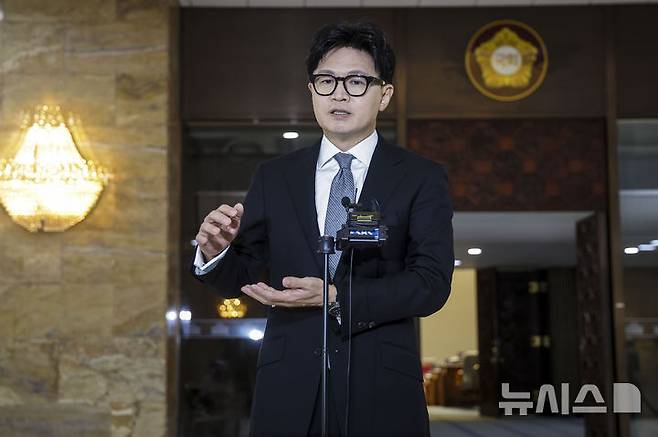 [서울=뉴시스] 정병혁 기자 = 한동훈 무소속 의원이 3일 서울 여의도 국회 로텐더홀에서 김승원 법무부장관 후보자 의혹과 관련해 백브리핑을 하고 있다. 2026.09.03. jhope@newsis.com