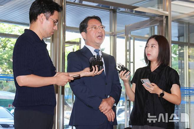 [서울=뉴시스] 황준선 기자 = 김승원 법무부 장관 후보자가 지난 3일 오전 서울 종로구 적선현대빌딩에 마련된 인사청문 준비 사무실로 출근하며 취재진과 질의응답을 하고 있다. 2026.09.05. hwang@newsis.com