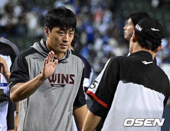 [OSEN=잠실, 조은정 기자]프로야구 LG 트윈스가 삼성 라이온즈를 꺾고 5연승을 이어갔다.&nbsp;LG는&nbsp;4일 서울 잠실구장에서 열린 2026 KBO리그 삼성과 경기에서 4-3 역전승을 거뒀다.&nbsp;LG는 두산전 3연전 스윕에 이어 2위 삼성을 잡고 3.5경기 차이로 추격했다. 반면 삼성은 7연승을 달리다 2연패에 빠졌다.&nbsp;LG 천성호가 염경엽 감독과 승리를 기뻐하고 있다. 2026.09.04 /cej@osen.co.kr