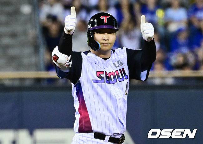 [OSEN=잠실, 조은정 기자]4일 서울 잠실야구장에서 KBO리그 LG 트윈스와 삼성 라이온즈의 경기가 열렸다.이날 LG는 카라스코를 삼성은 페덱을 선발로 내세웠다.6회말 1사 1,2루에서 LG 문보경이 동점 2타점 2루타를 날린 뒤 세리머니를 하고 있다. 2026.09.04 /cej@osen.co.kr