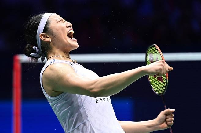 안세영이 5일 중국 광둥성 선전 아레나에서 열린 2026 세계배드민턴연맹(BWF) 월드투어 중국 마스터스(슈퍼 750) 준결승에서 일본의 야마구치 아카네를 꺾은 뒤 포효하고 있다. 2026.9.5 선전 AFP 연합뉴스