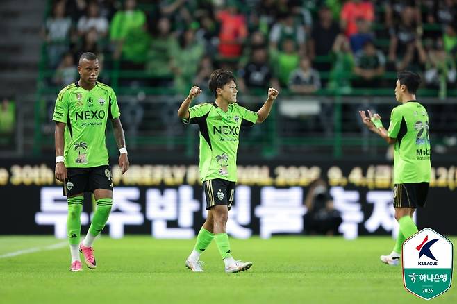 이승우(가운데)가 득점 후 두 주먹을 불끈 쥐고 있다. /사진=한국프로축구연맹 제공