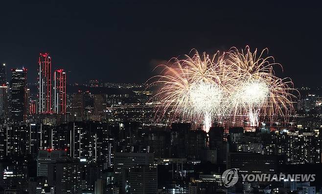 도심 속 반짝반짝 빛나는 불꽃 (서울=연합뉴스) 이진욱 기자 = 5일 서울 여의도 한강공원에서 열린 '2026 서울세계불꽃축제'에서 화려한 불꽃이 밤하늘을 수놓고 있다. 2026.9.5 cityboy@yna.co.kr