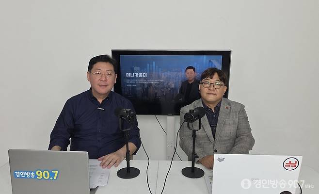 정태성 진행자와 최요한 시사경제 평론가.[사진=경인방송]