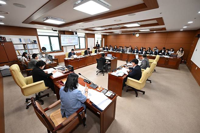 울산시의회 교육위원회(위원장 강혜순)는 4일 시의회 교육위원회 회의실에서 직속기관(울주도서관, 남부·동부도서관), 강북.강남 교육지원청 소관 2025회계연도 울산광역시교육청 결산 및 예비비 지출 심사, 관리계획안 등을 심사했다. 울산시의회 제공
