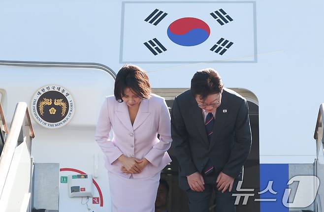 프랑스를 국빈 방문하는 이재명 대통령과 김혜경 여사가 6일 경기 성남 서울공항을 통해 출국하며 인사하고 있다. 2026.9.6 ⓒ 뉴스1 이재명 기자