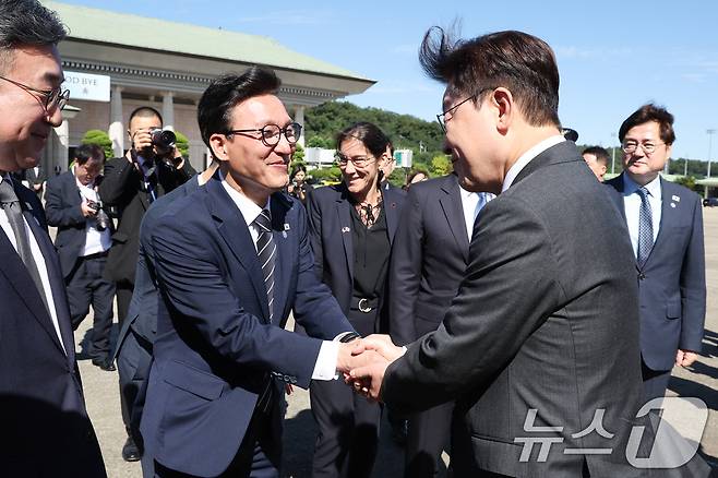 프랑스를 국빈 방문하는 이재명 대통령이 6일 경기 성남 서울공항을 통해 출국하며 김민석 더불어민주당 대표와 인사하고 있다. 2026.9.6 ⓒ 뉴스1 이재명 기자