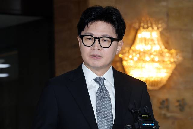 지난 3일 한동훈 무소속 의원이 3일 국회에서 열릴 예정인 본회의에 참석하며 김승원 법무부 장관 후보자를 둘러싼 의혹과 관련한 취재진 질의에 답하고 있다. [연합뉴스]