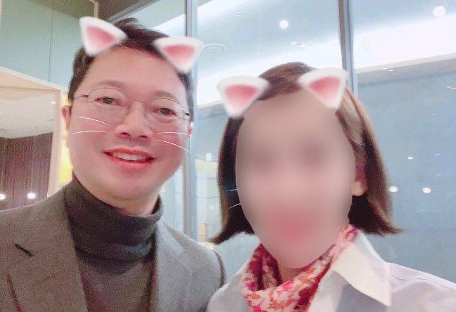 김승원 법무부 장관 후보자(왼쪽)와 사업가 양모씨가 함께 찍은 사진. 소셜미디어 캡처