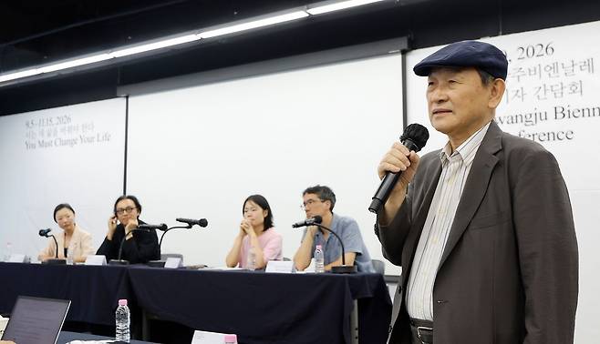 윤범모 광주비엔날레 대표이사가 4일 제16회 광주비엔날레 개막을 앞두고 광주 용봉동 광주비엔날레 거시기홀에서 열린 기자간담회에서 '대만관' 관련 질문에 답하고 있다. 뉴스1