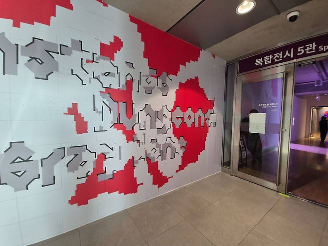 국립아시아문화전당에서 열리는 광주비엔날레 대만관 '인스턴스 던전 : 회색 지대' 전시장 입구. 전시장에서 만난 천샹원 큐레이터는 “각계의 성원으로 ‘대만관’ 이름으로 참가할 수 있어 기쁘다”고 말했다. 전남광주=권근영 기자