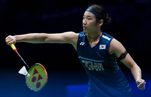 안세영이 6일 중국 선전 아레나에서 열린 2026 세계배드민턴연맹(BWF) 월드투어 중국 마스터스(슈퍼 750) 여자 단식 결승에서 일본의 미야자키 도모카에게 공격하고 있다. 신화연합뉴스
