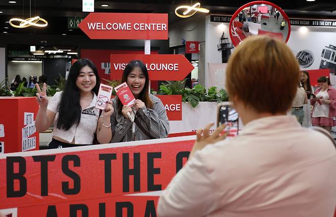 지난 6월 10일 부산 동구 부산역 유라시아플랫폼에 마련된 ‘BTS THE CITY 아리랑 부산 웰컴센터’를 찾은 외국인 관광객들이 기념사진을 찍고 있다. [연합뉴스]