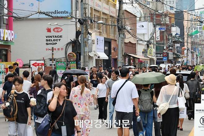 외국인 관광객 가득한 서울 성수동 거리. [한주형 기자]