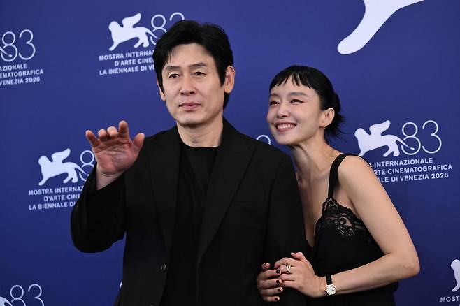 설경구와 전도연이 6일(현지시간) 진행된 83회 베니스국제영화제 포토콜에서 포즈를 취하고 있다. [AFP]