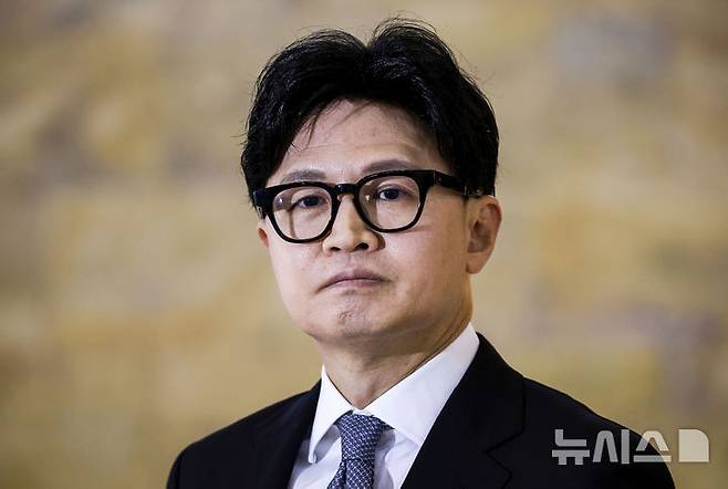 [서울=뉴시스] 정병혁 기자 = 한동훈 무소속 의원이 3일 서울 여의도 국회 로텐더홀에서 김승원 법무부장관 후보자 의혹과 관련해 백브리핑을 하고 있다. 2026.09.03. jhope@newsis.com