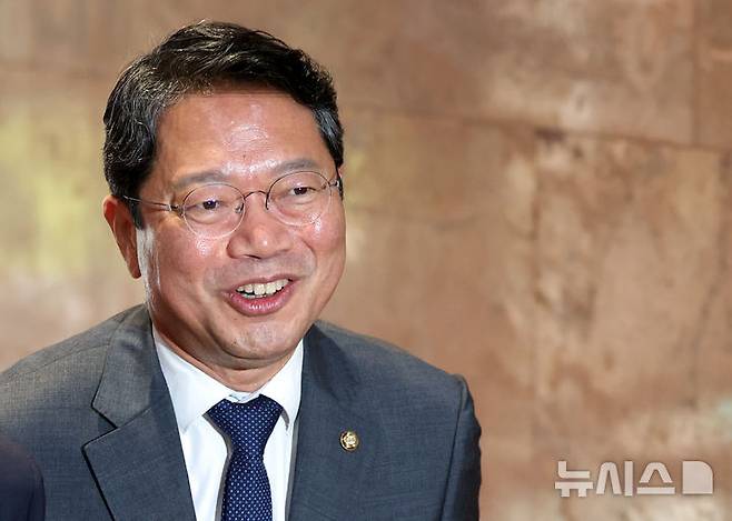[서울=뉴시스] 최진석 기자 = 김 후보자는 2021년 10월 양씨의 부탁으로 김 전 처장에게 제넨셀의 코로나19 치료제 임상시험 승인을 청탁했다는 의혹을 받는다. 사진은 김 후보자. 2026.09.06. myjs@newsis.com