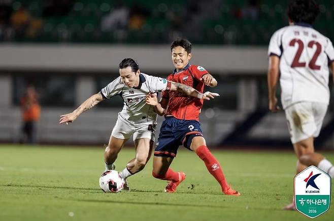 [서울=뉴시스] 프로축구 K리그1 광주FC의 신창무(왼쪽), 김천 상무의 박철우. (사진=한국프로축구연맹 제공)