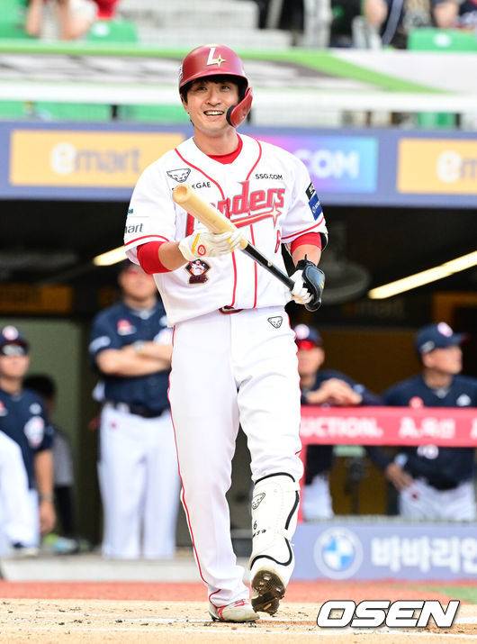 [OSEN=인천, 지형준 기자] 5일 인천 SSG랜더스필드에서 ‘2026 신한은행 SOL Bank KBO리그’ SSG 랜더스와 두산 베어스의 경기가 열렸다.SSG은 김민준, 두산은 최민석을 선발로 내세웠다.1회말 무사, 은퇴 특별 엔트리에 등록된 SSG 김성현 플레잉코치가 파울에 아쉬워하고 있다. 2026.09.05 / jpnews@osen.co.kr