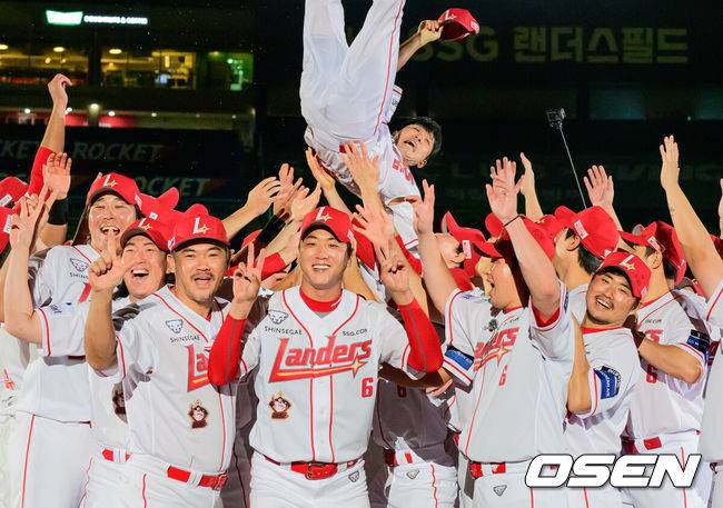 [OSEN=인천, 지형준 기자] 프로야구 SSG 랜더스가 결정적인 홈런 한 방으로 2연승을 질주했다.&nbsp;SSG는 5일 인천 SSG랜더스필드에서 열린 ‘2026 신한은행 SOL Bank KBO리그’ 두산 베어스와의 경기에서 3-2로 승리했다. 이날 승리로 2연승을 달리며 주말 3연전 위닝시리즈를 확보했다.&nbsp;경기 후 SSG 김성현 플레잉코치가 은퇴식을 가졌다.김성현이 선수단 헹가래를 받으며 기뻐하고 있다. 2026.09.05 / jpnews@osen.co.kr