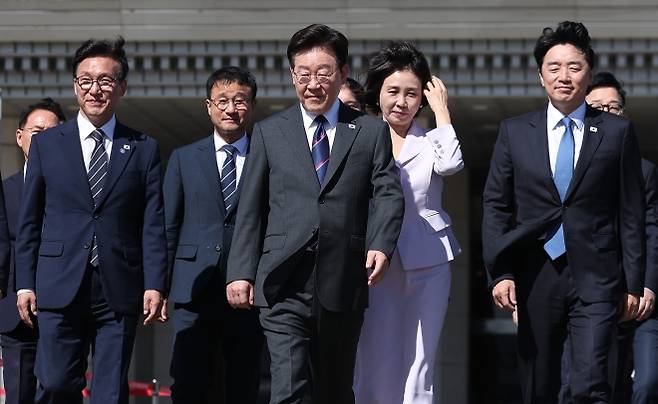 프랑스를 국빈방문 하는 이재명 대통령과 김혜경 여사가 6일 성남 서울공항에서 공군 1호기로 이동하고 있다. 2026.9.6 연합뉴스