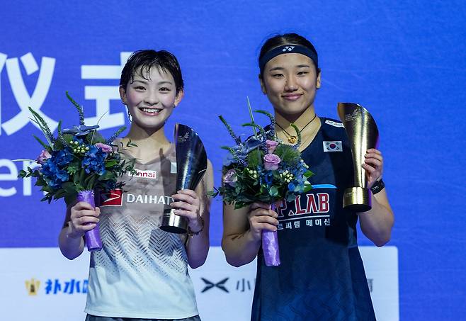 안세영이 6일 중국마스터스 우승을 차지한 뒤 준우승한 미야자키 토모카(일본)와 기념촬영 하고 있다. 선전 | 신화연합뉴스