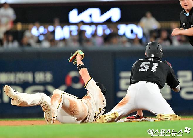 5일 오후 광주기아챔피언스필드에서 열린 '2026 신한 SOL Bank KBO리그' KT 위즈와 KIA 타이거즈의 경기, 8회초 1사 만루 KIA 하주석이 KT 최원준의 타구를 라인드라이브로 처리한 후 2루 베이스틀 터치하고 있다. 광주, 김한준 기자