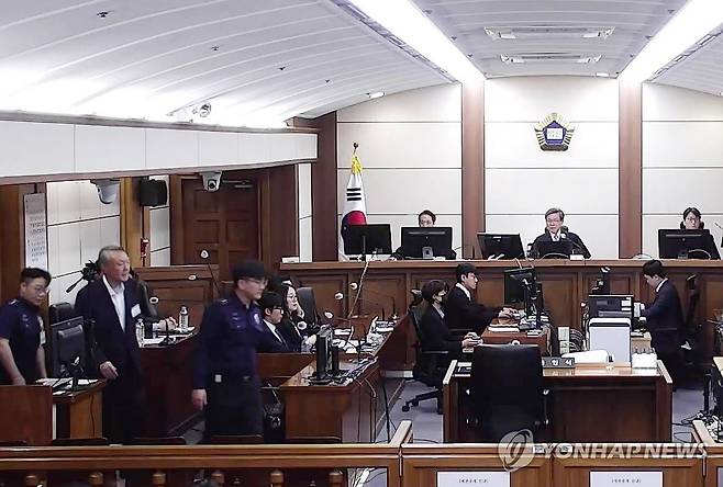법정 들어서는 윤석열 전 대통령 모습 [연합뉴스 자료사진. 재판매 및 DB 금지]