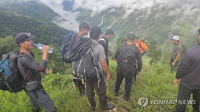 남동발전, 육상 수색팀 투입해 구조 총력 (라수와[네팔]=연합뉴스) 한국남동발전이 현지에서 고용한 전문 산악인 등으로 구성된 육상수색팀이 3일(현지시간) 네팔 라수와 지역 람체 지역을 중심으로 수색 작업을 벌이고 있다. 2026.9.4 [한국남동발전 제공. 재판매 및 DB 금지] photo@yna.co.kr