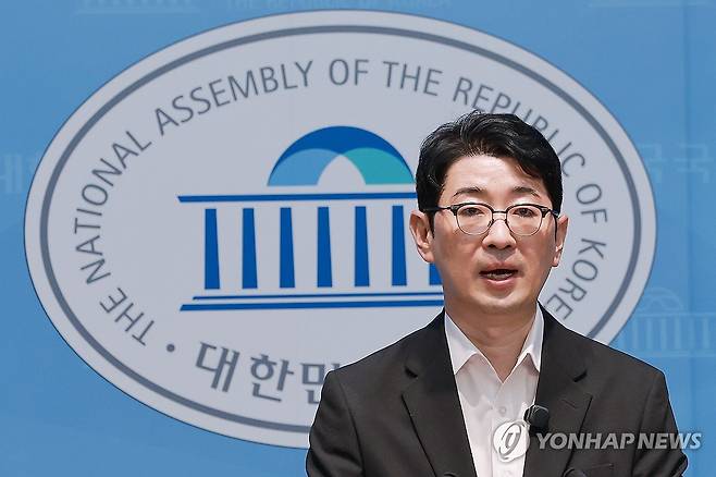 주진우 의원, 법무장관 후보자 가족의 사회적협동조합 특혜 의혹 제기 (서울=연합뉴스) 신현우 기자 = 국민의힘 주진우 의원이 6일 국회 소통관에서 김승원 법무부 장관 후보자 가족이 근무하는 '한국아동발달 사회적협동조합'과 관련해 특혜를 받았다는 의혹을 제기하고 있다. 2026.9.6 nowwego@yna.co.kr