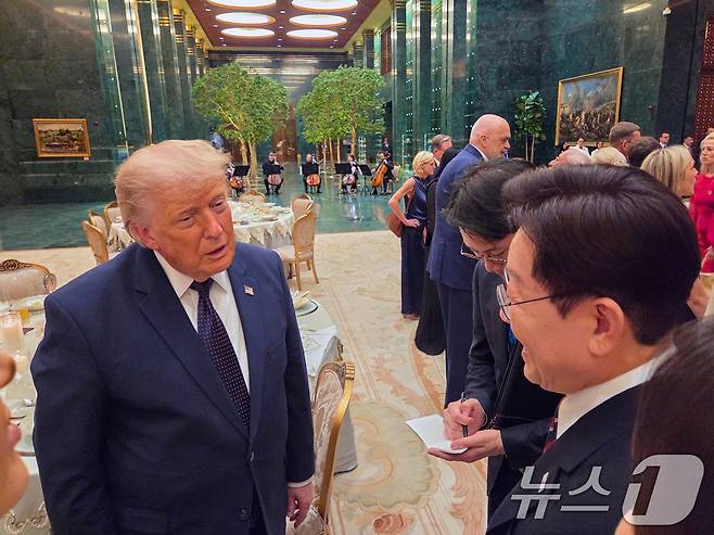 북대서양조약기구(NATO·나토) 정상회의에 참석 중인 이재명 대통령이 7일(현지시간) 튀르키예 앙카라 대통령궁에서 열린 튀르키예 대통령 내외 주최 공식 환영만찬에서 도널드 트럼프 미국 대통령과 대화하고 있다. (공동취재, 자료사진) 2026.7.8 ⓒ 뉴스1 이재명 기자